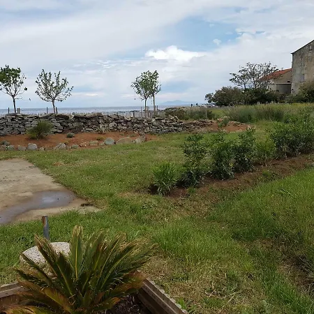 Maison Pieds Dans L'eau Casa de Férias Luri